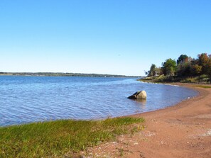 On the beach, sun loungers, beach towels - Grandview Beach Cottage, 3 brm , 2 baths, 10Km from S'side, Kayaks. (Miscouche)