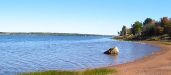 Grandview Beach Cottage, 3 brm , 2 baths, 10Km from S'side, Kayaks.