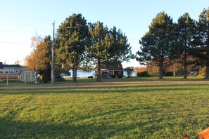 Property grounds - Grandview Beach Cottage, 3 brm , 2 baths, 10Km from S'side, Kayaks. (Miscouche)