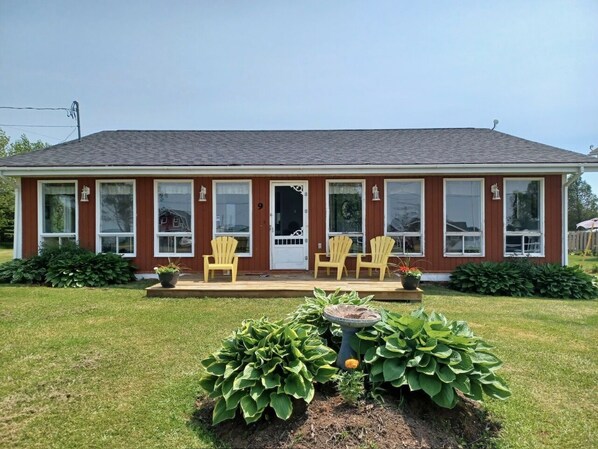 Exterior - Grandview Beach Cottage, 3 brm , 2 baths, 10Km from S'side, Kayaks. (Miscouche)