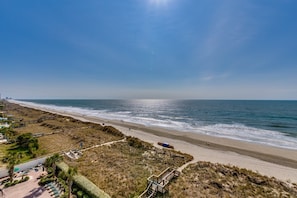 På stranden
