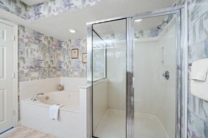 Combined shower/bathtub, towels