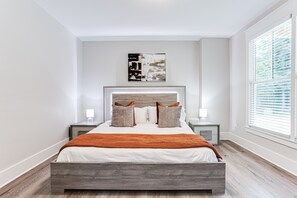 7 Schlafzimmer, Zimmersafe, Schreibtisch, Bügeleisen/Bügelbrett
