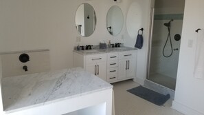 Duschwanne, Haartrockner, Bidet, Handtücher