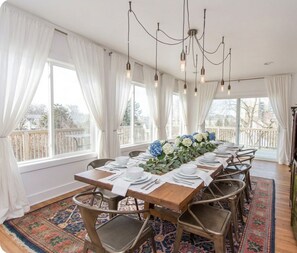 Dining - 1 block to beach with Lake Views, Fire Pit & Room for 21. Spacious and Private (Michigan City)