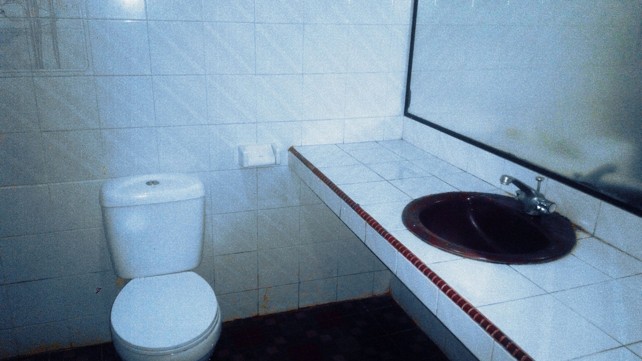Un baño pequeño con inodoro y lavamanos.