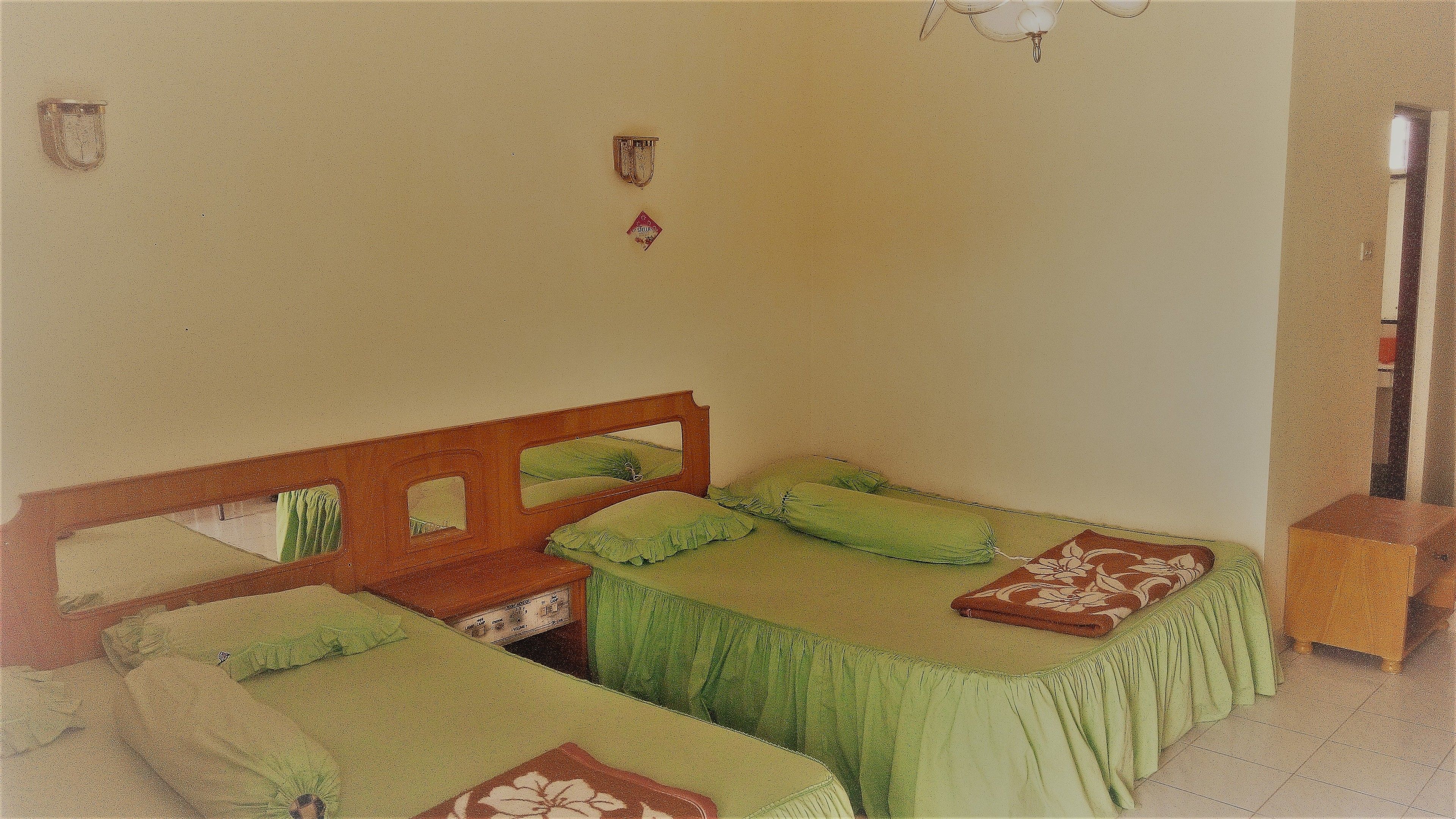 Deluxe Double Room, Terrace, Lake View | Peti besi dalam bilik, meja, ruang kerja komputer riba 