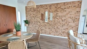 Apartemen Superior, 2 kamar tidur, pemandangan samudra, tepi pantai | Area keluarga | TV layar datar
