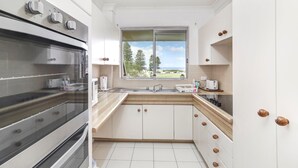 Apartemen Superior, 2 kamar tidur, pemandangan samudra, tepi pantai | Dapur pribadi | Lemari es, microwave, oven, dan kompor