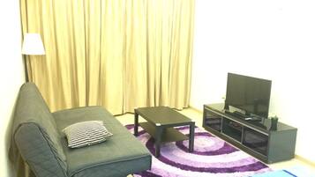 Apartment, 2 Bedrooms | Ruang tamu | TV LCD