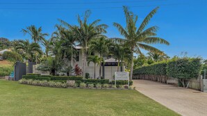 A residential building with a sign indicating 'AIRPORT CENTRAL APARTMENTS'. - Alpha 8 on Waterson - Airlie Beach (Airlie Beach)