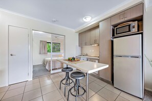 Full-sized fridge, microwave, stovetop, dishwasher - Alpha 8 on Waterson - Airlie Beach (Airlie Beach)