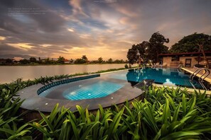 Outdoor pool, sun loungers - Doi Inthanon Riverside Resort (Wiang Nong Long)