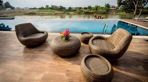 Outdoor pool, sun loungers - Doi Inthanon Riverside Resort (Wiang Nong Long)