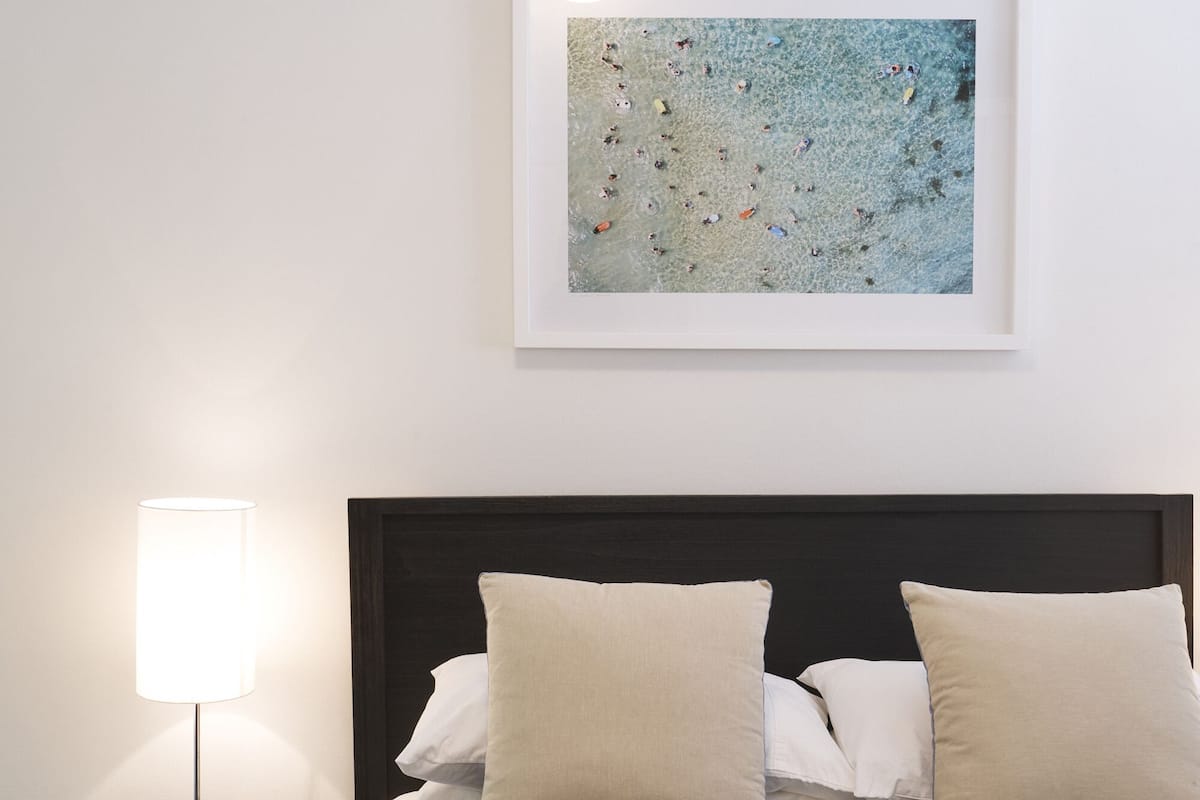 Monolocale (Apartment) | Una scrivania, postazione laptop, ferro/asse da stiro