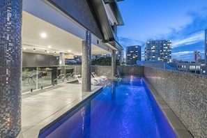 Outdoor pool, open 7 AM to 8:30 PM, pool loungers - Nero Newstead (Newstead)