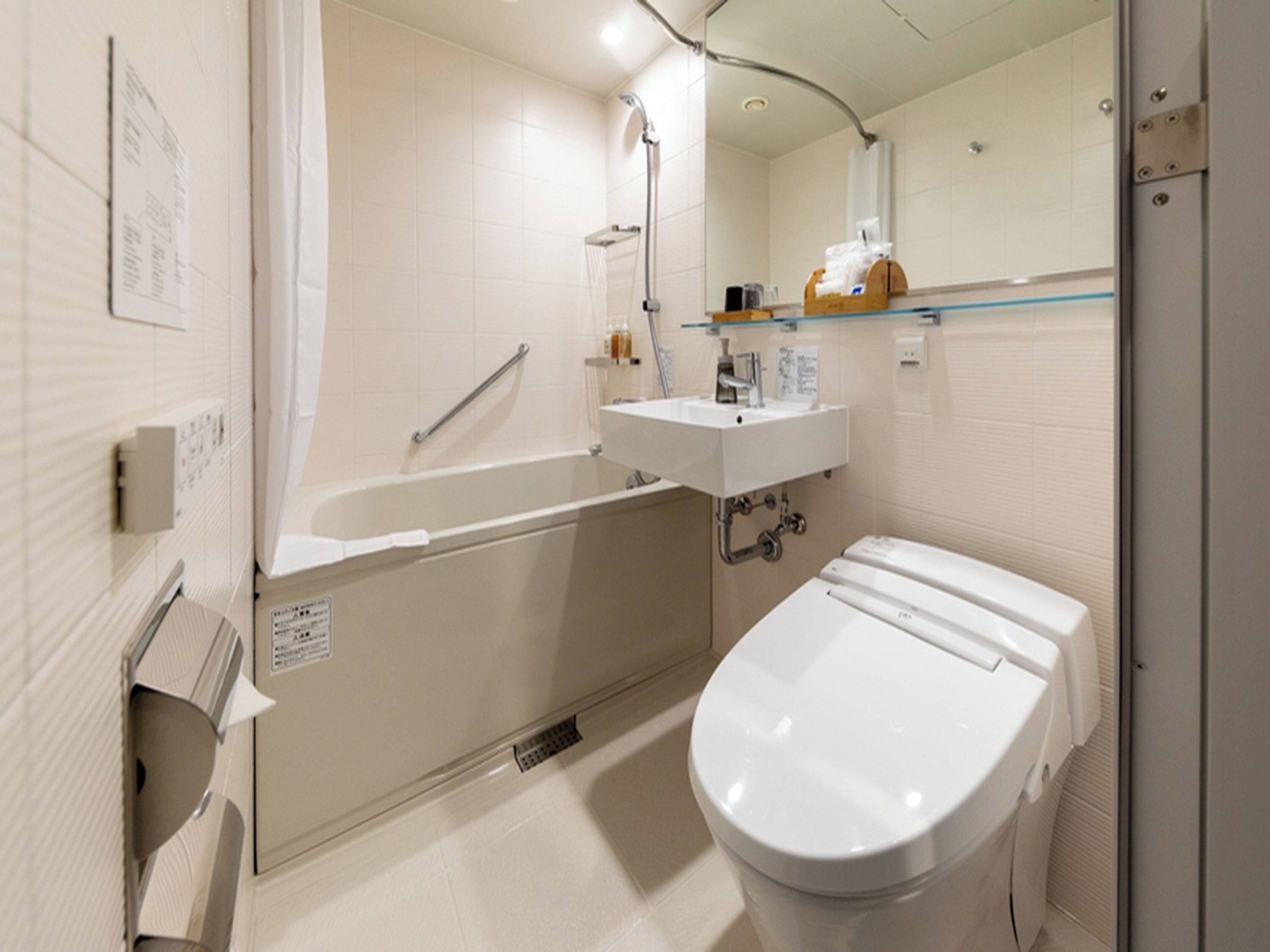 Un baño moderno con bañera, inodoro y lavabo.