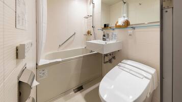 Un baño moderno con bañera, inodoro y lavabo.
