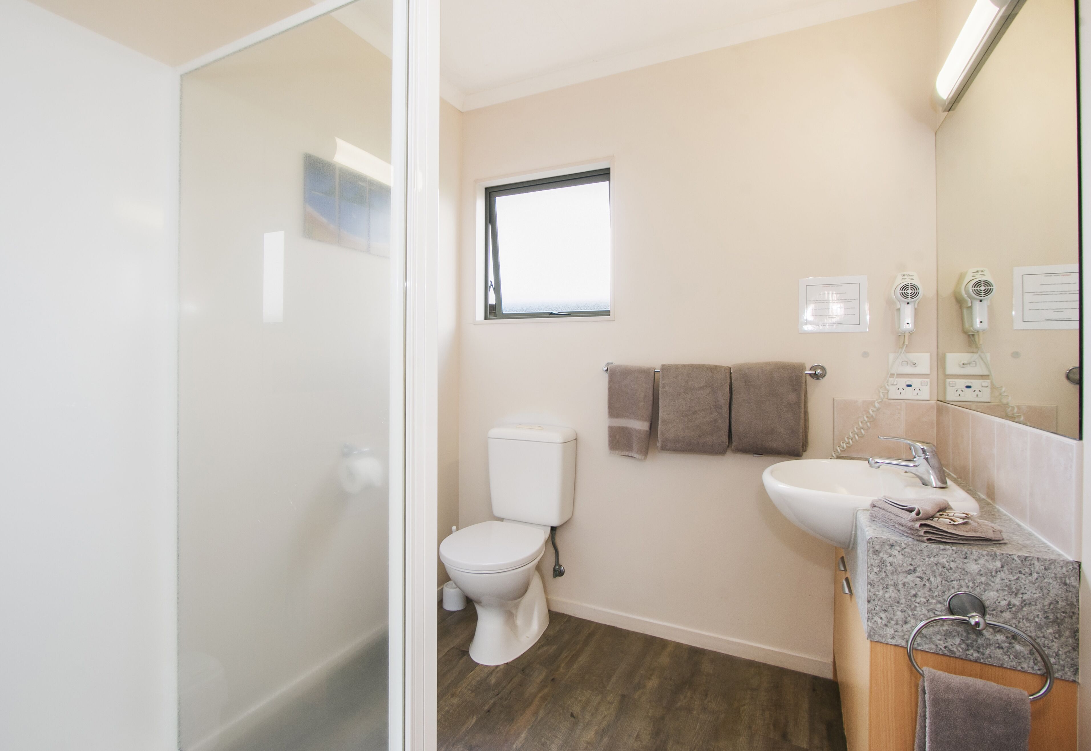 Dusj, toalettartikler (inkludert), hårføner og håndklær