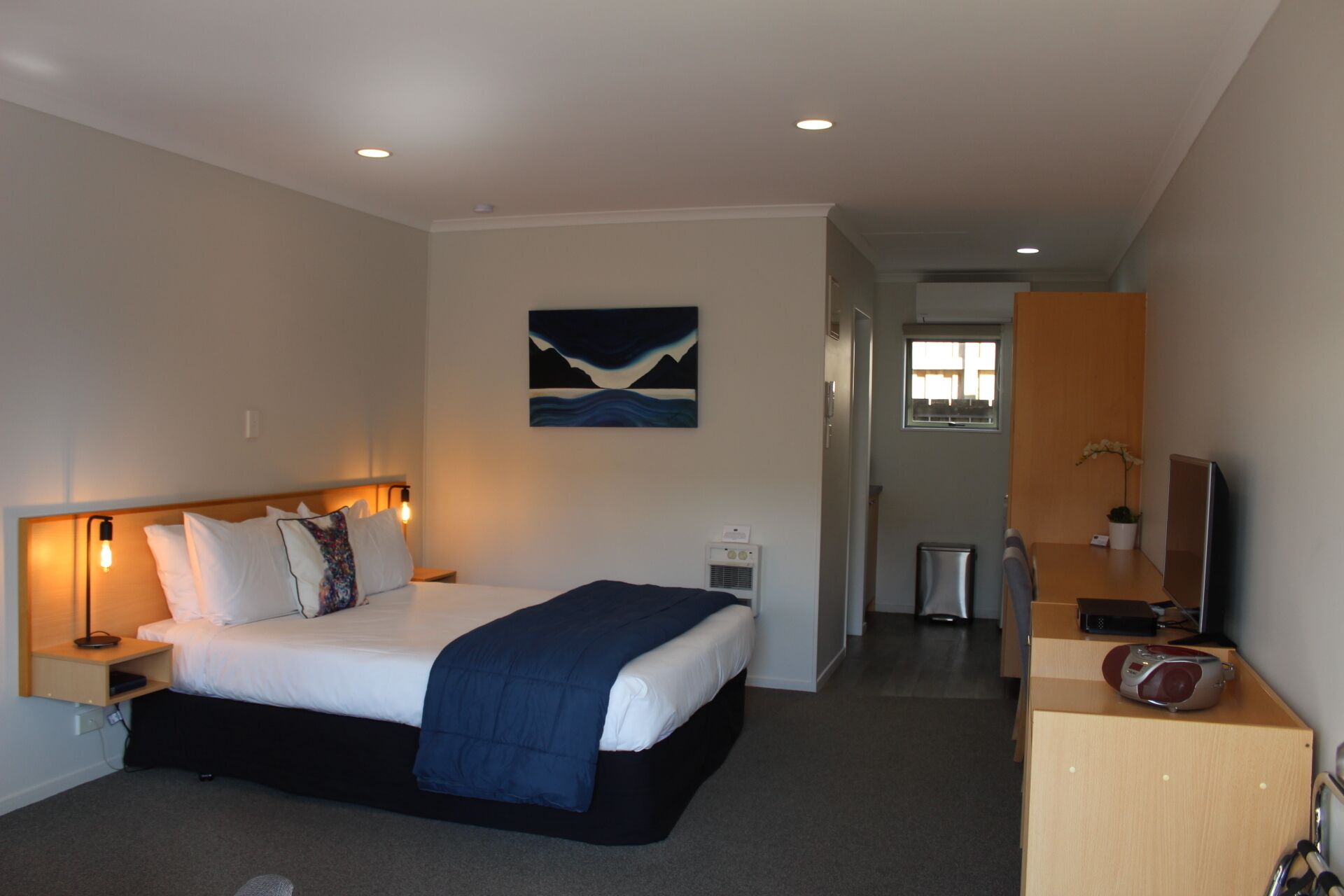 Studio | Skrivebord, blendingsgardiner, strykejern/-brett og wi-fi (inkludert)