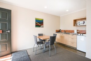 Zimmer, 2 Schlafzimmer | Eigene Kochnische | Mini-Kühlschrank, Mikrowelle, Herdplatte, Wasserkocher