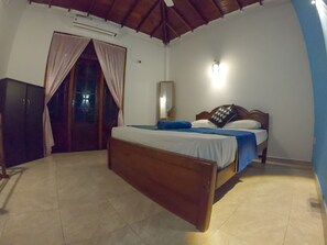 Family Villa, 3 Bedrooms, Garden View | Individually furnished, desk, free WiFi - Girilena Guest House (Hikkaduwa)