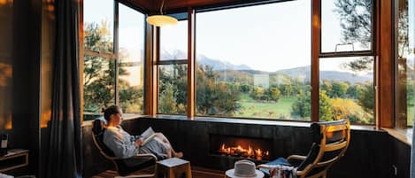 Family Tree House, 2 Bedrooms, Mountain View | Bar mini, peti besi dalam bilik, dilengkapkan perabot secara berasingan