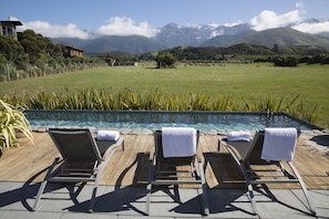 室外游泳池,日光浴躺椅