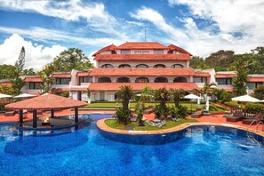 A hotel with a large swimming pool, multiple balconies, and lush landscaping. - Gateway Varkala - Ihcl Seleqtions (Varkala)