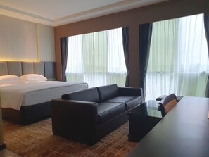 Executive Suite King | Living area | Flat-screen TV - KSL Hot Spring Resort (Johor Bahru)