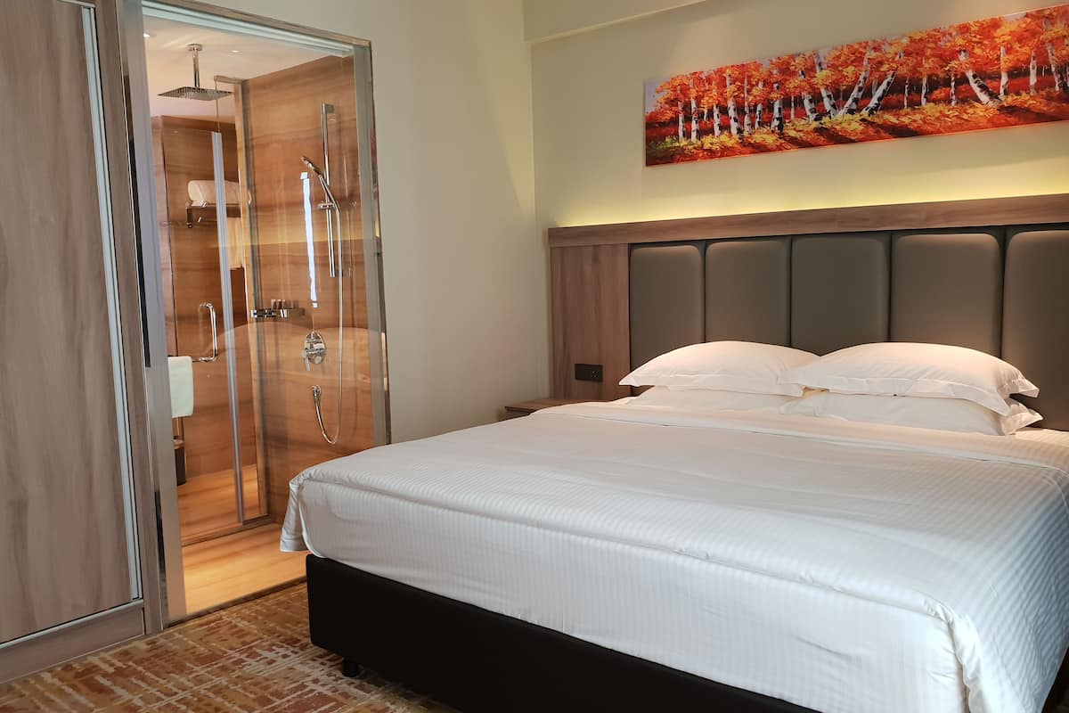 premier deluxe king | 1 bedroom, minibar, in-room safe, desk