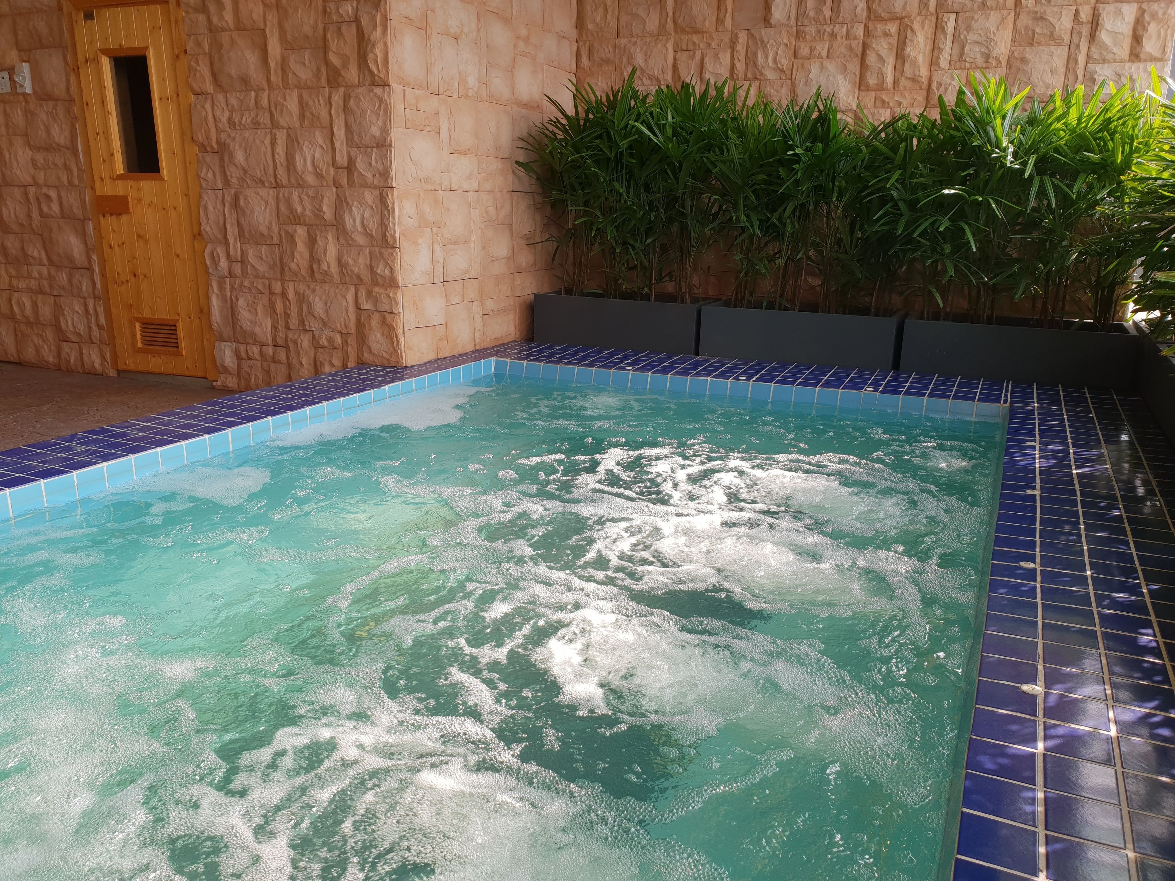 室外游泳池，日光浴躺椅