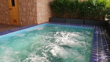 Piscine extérieure, chaises longues