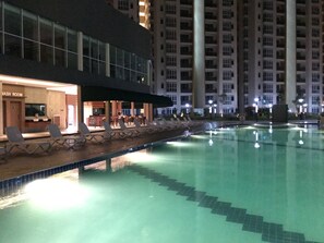 Outdoor pool, sun loungers - KSL Hot Spring Resort (Johor Bahru)
