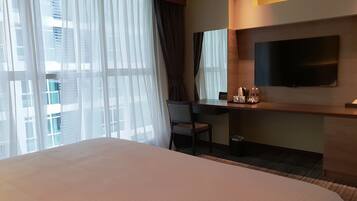 Premier Deluxe King with Bathtub | Room amenity