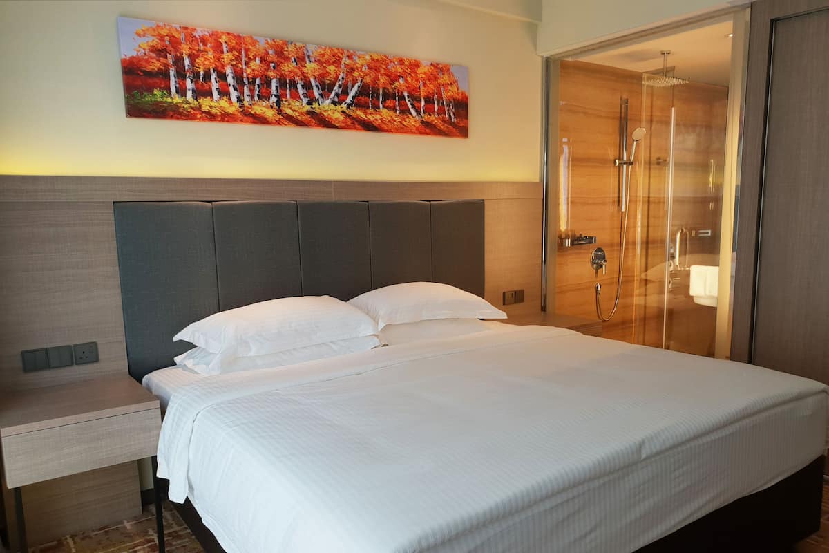Deluxe King | 1 bedroom, minibar, in-room safe, desk