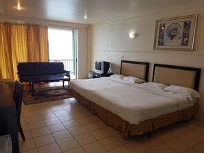 Habitación Deluxe | Espacio para trabajar con un portátil y sistema de insonorización