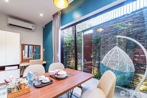 Căn hộ tiện nghi đơn giản, quang cảnh vườn | Khu vực ăn uống tại phòng
