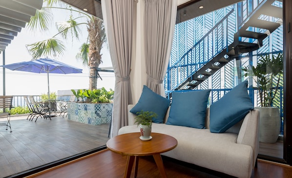 Grand Apartment, Sea View | Living room