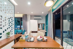 Luxury Apartment, Sea View | In-room dining
