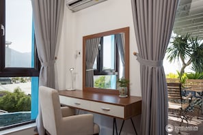 Grand Apartment, Sea View | Room amenity