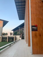 Standard King Room | Decoración individual, mobiliario individual, escritorio