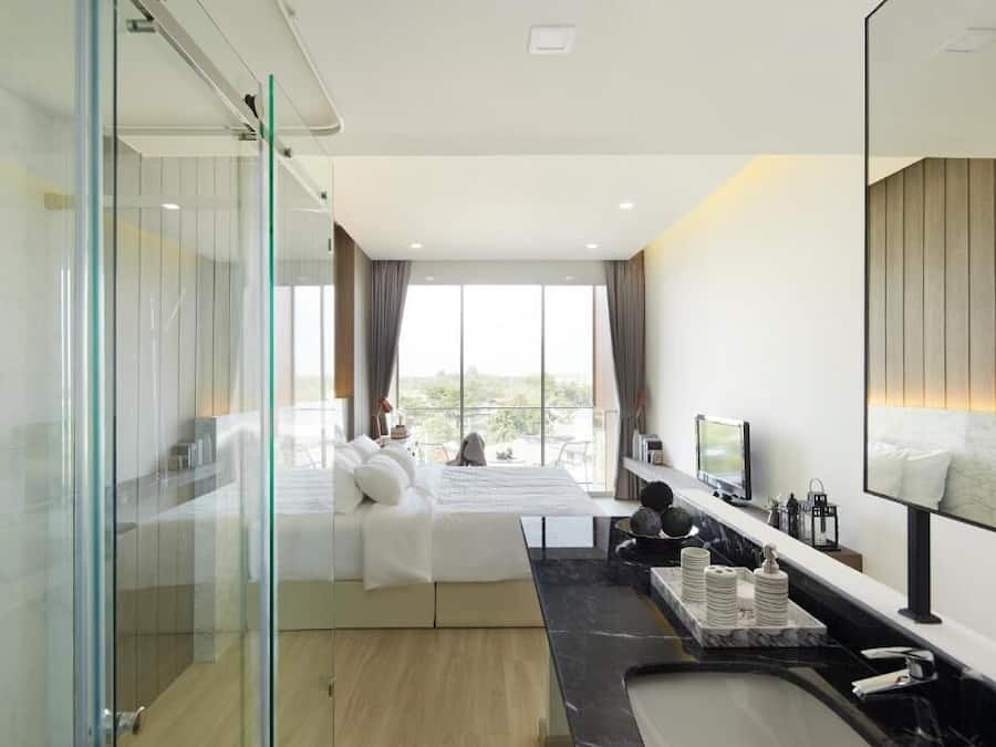 Douche, douche à « effet pluie », sèche-cheveux, serviettes fournies