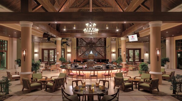 Frokost, lunsj og middag serveres, lokale og internasjonale retter