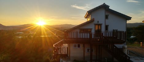 Facciata della struttura - sera/notte