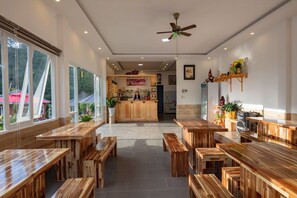 供應早餐、午餐、晚餐；越南菜