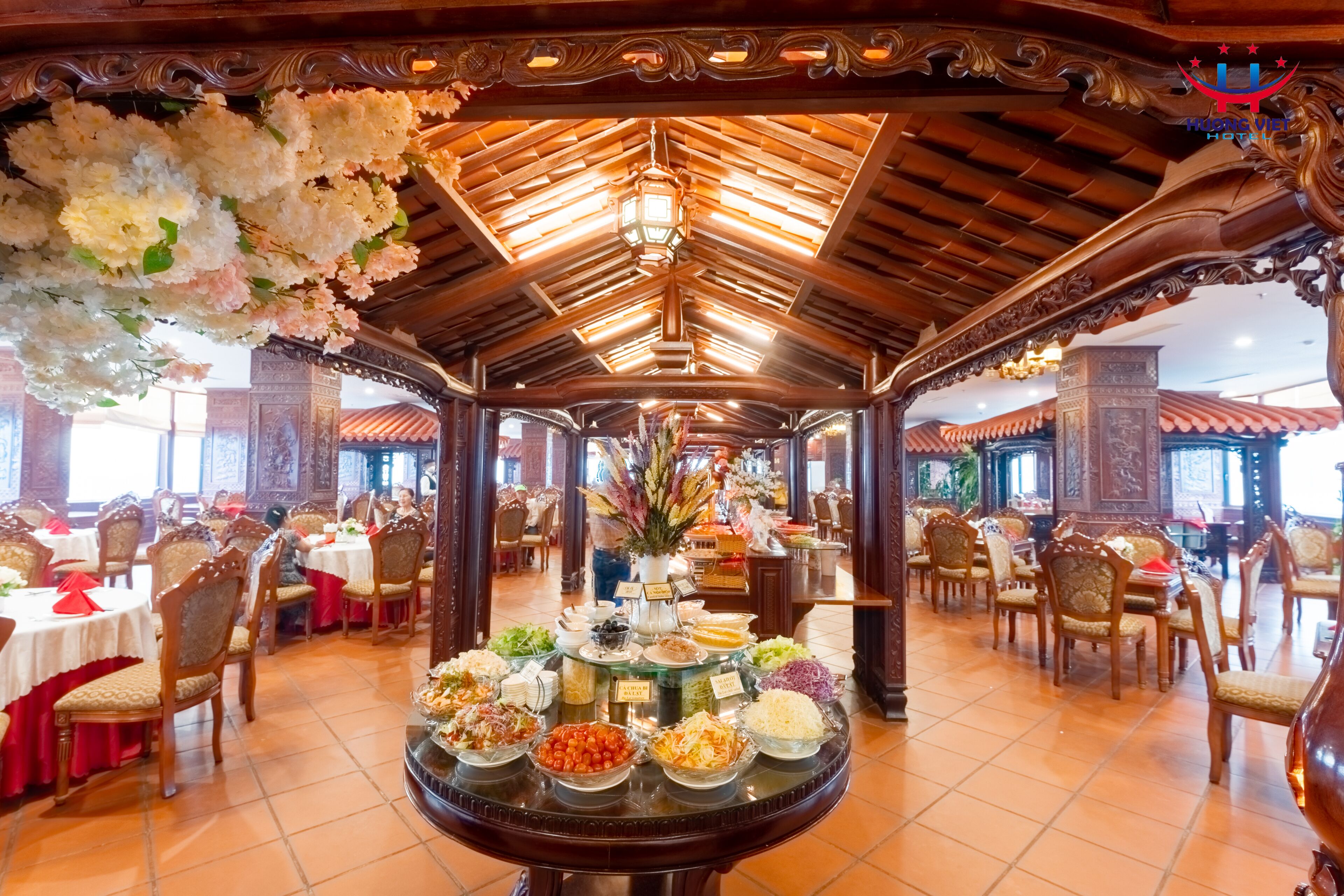 حيث تُقدم وجبات الإفطار، الغداء، العشاء، الأطباق العالمية