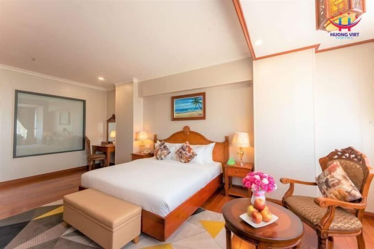 1 kamar tidur, minibar, brankas, dan meja kerja