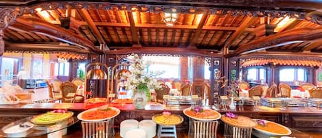 Breakfast, lunch, dinner served; international cuisine