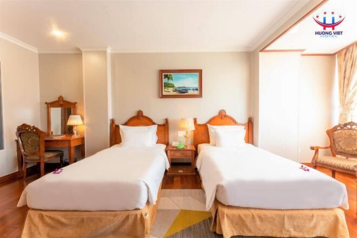 1 kamar tidur, minibar, brankas, dan meja kerja